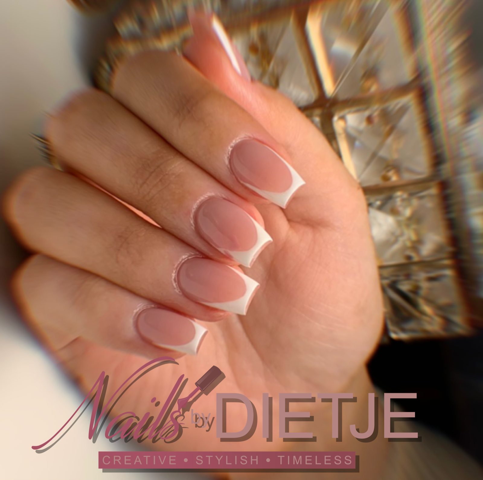 Klassieke French manicure op lange vierkante nagels