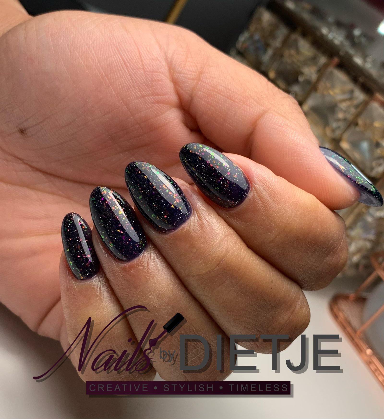 Zwarte amandelnagels met iriserende vlokken