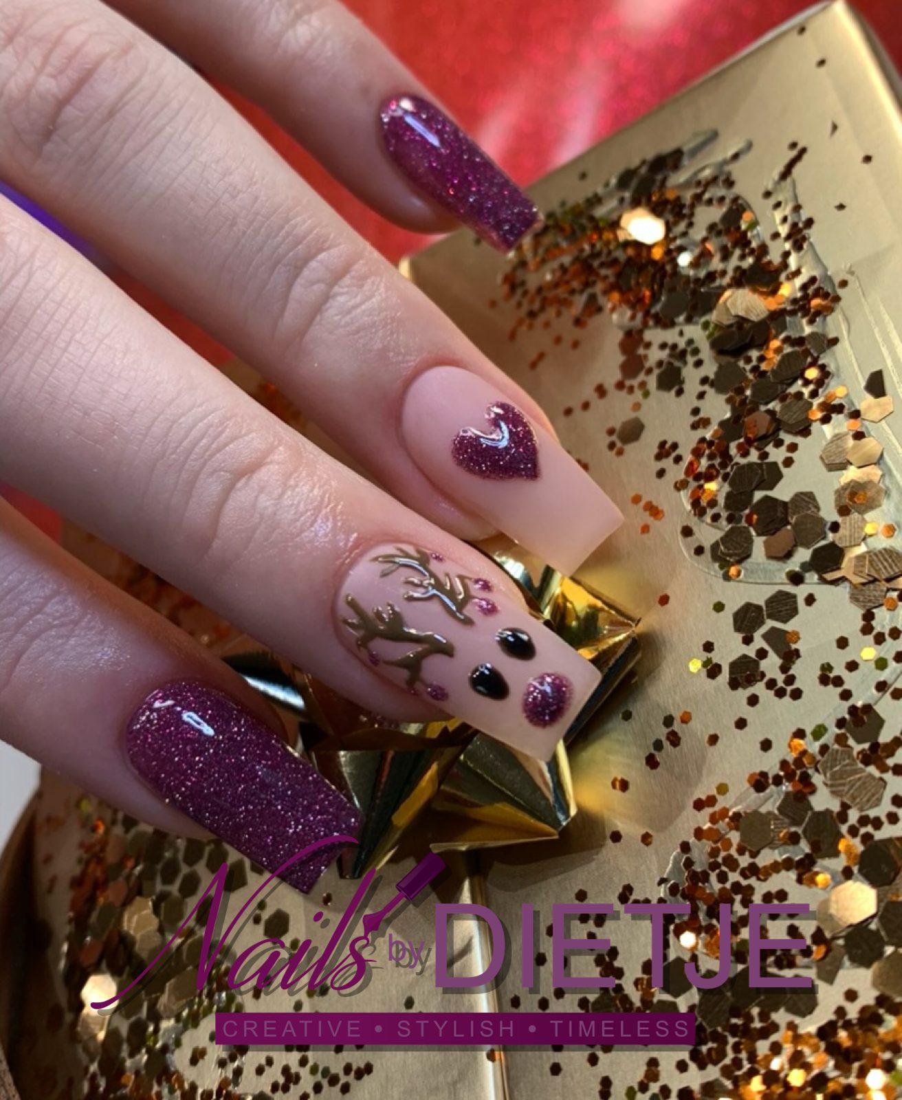 Nagelart met glitterhart en gouden lijntekening