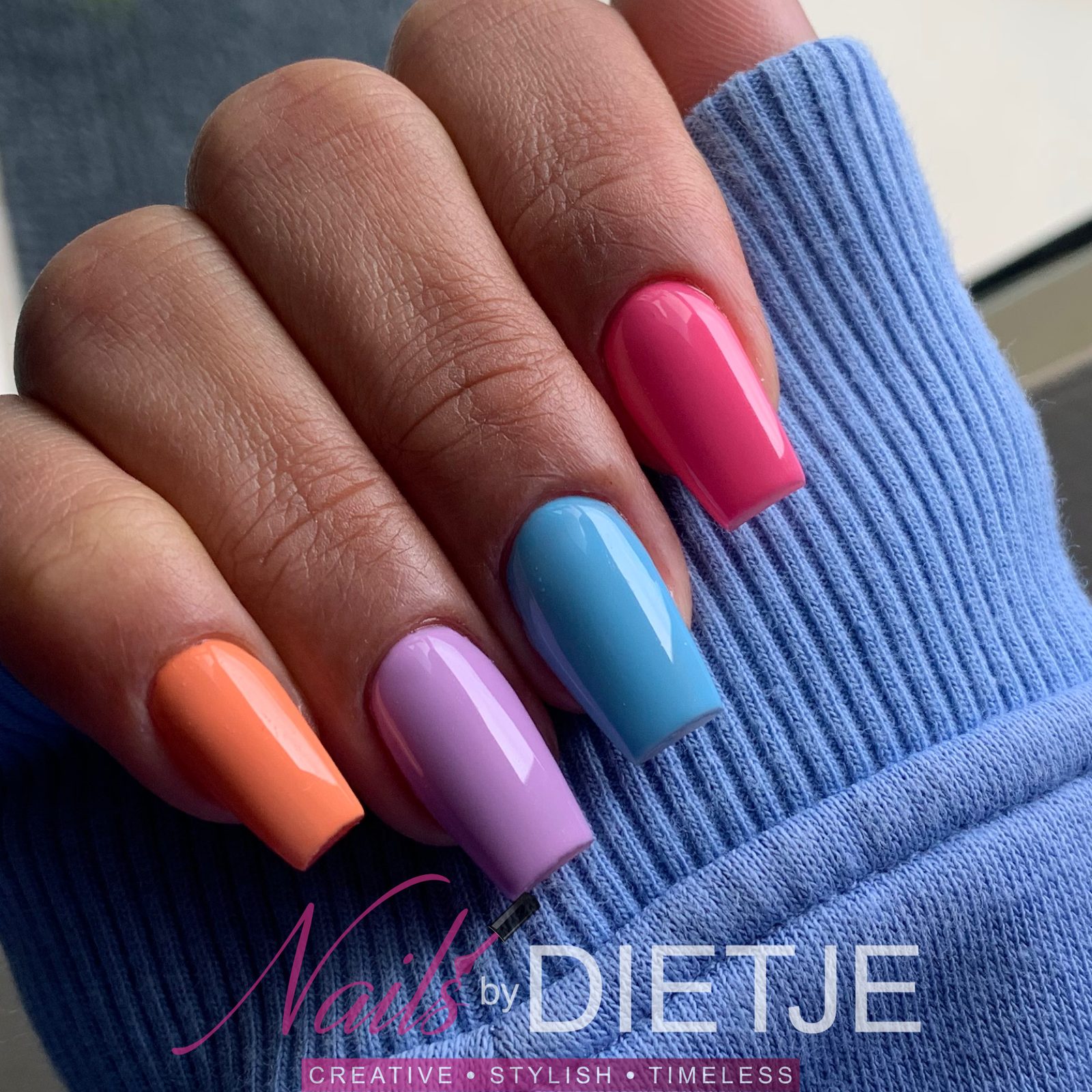 Vijf verschillende felle kleuren, een per nagel