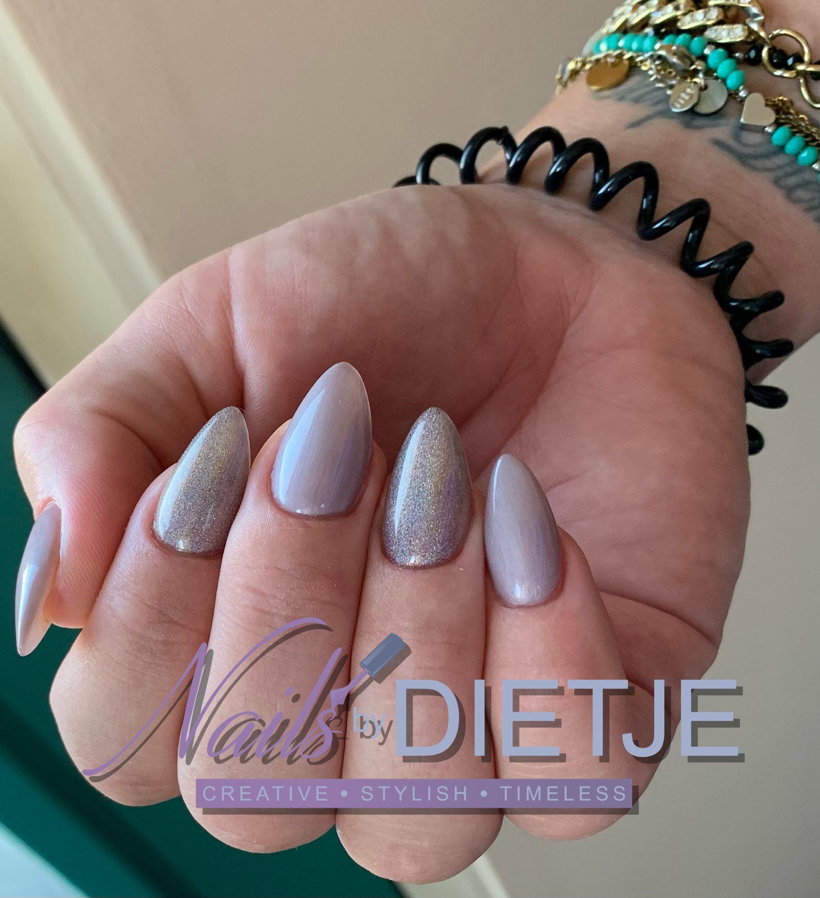 Nude amandelvormige nagels met parelmoer chrome