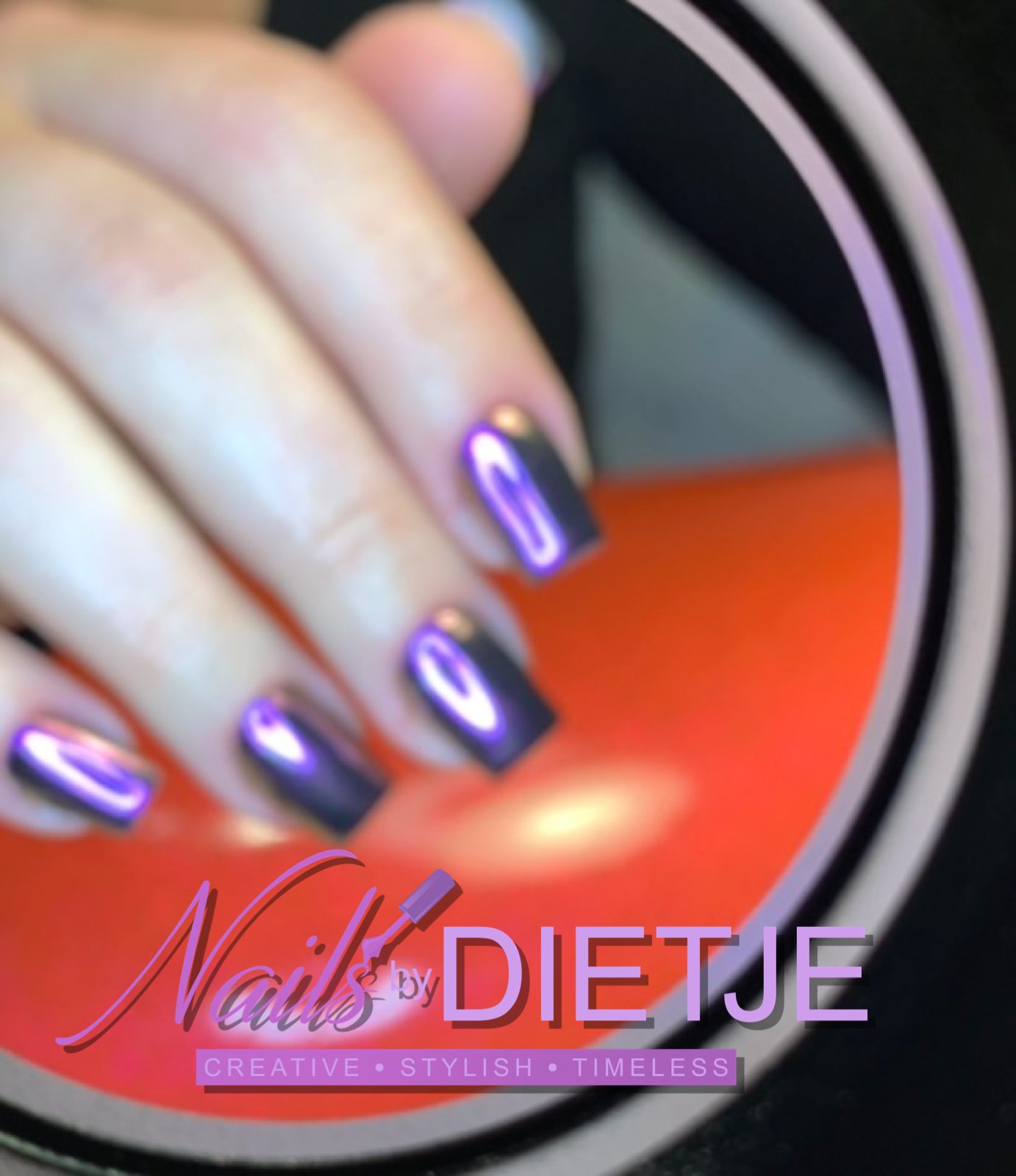 Paarse chrome nagels, gefotografeerd in het ringlicht